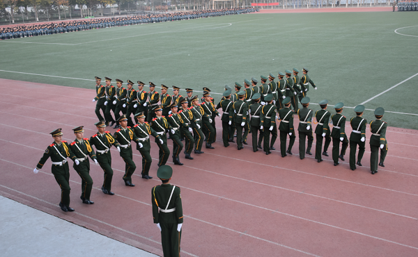 展青春風(fēng)采 揚(yáng)國(guó)威志氣——賀陽教育組織軍校式管理樣板連隊(duì)匯操表演