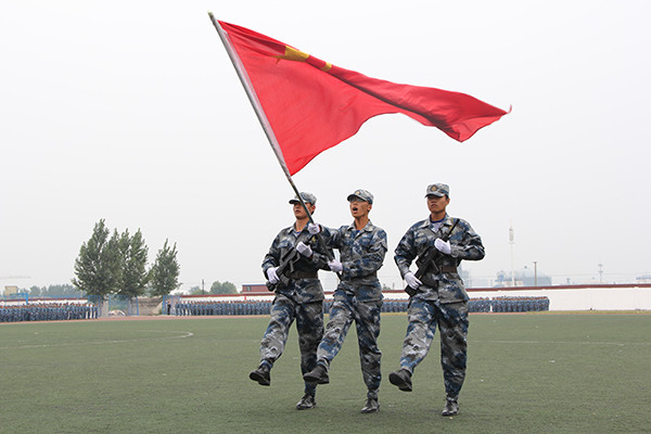 觀隊列英姿 展校園風(fēng)采——我院舉行軍訓(xùn)結(jié)營式暨開學(xué)典禮儀式