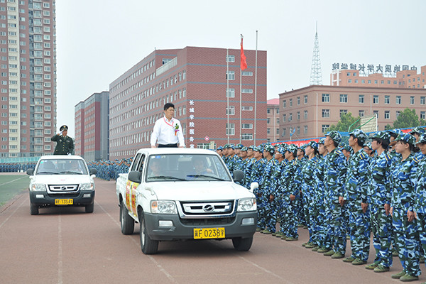 觀隊列英姿 展校園風(fēng)采——我院舉行軍訓(xùn)結(jié)營式暨開學(xué)典禮儀式