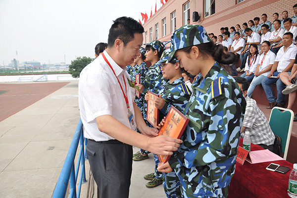 觀隊列英姿 展校園風(fēng)采——我院舉行軍訓(xùn)結(jié)營式暨開學(xué)典禮儀式