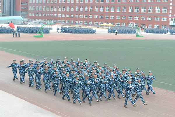 觀隊列英姿 展校園風(fēng)采——我院舉行軍訓(xùn)結(jié)營式暨開學(xué)典禮儀式