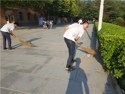 【美化校園】為迎接新生的到來，我院全體動(dòng)員美化校園環(huán)境