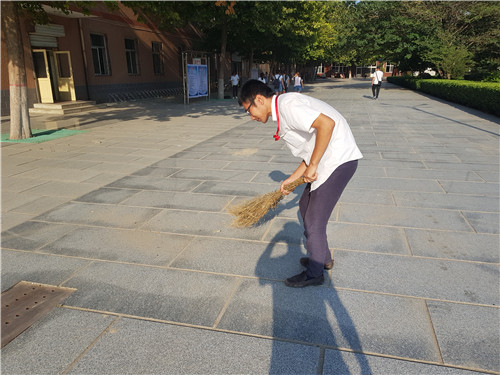 【美化校園】為迎接新生的到來，我院全體動(dòng)員美化校園環(huán)境