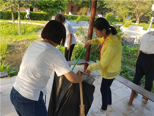 【美化校園】為迎接新生的到來，我院全體動(dòng)員美化校園環(huán)境