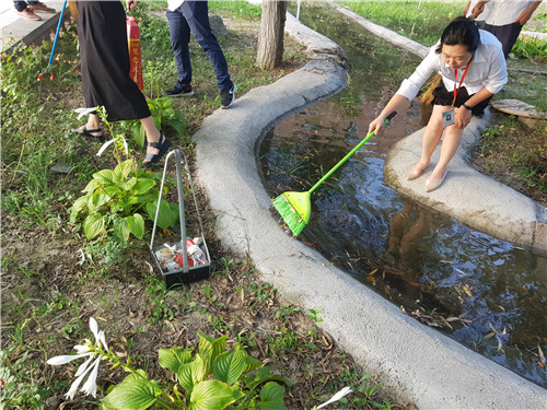 【美化校園】為迎接新生的到來，我院全體動(dòng)員美化校園環(huán)境