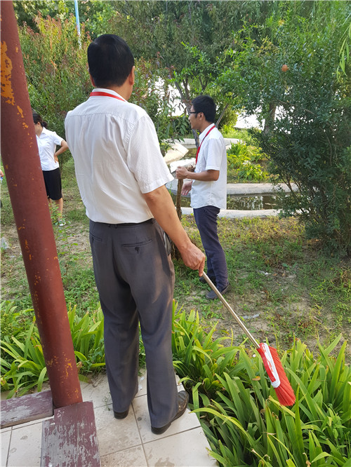 【美化校園】為迎接新生的到來，我院全體動(dòng)員美化校園環(huán)境