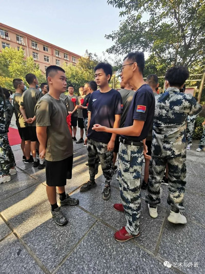 藝術(shù)與外語學(xué)院學(xué)子踏上軍旅新征程