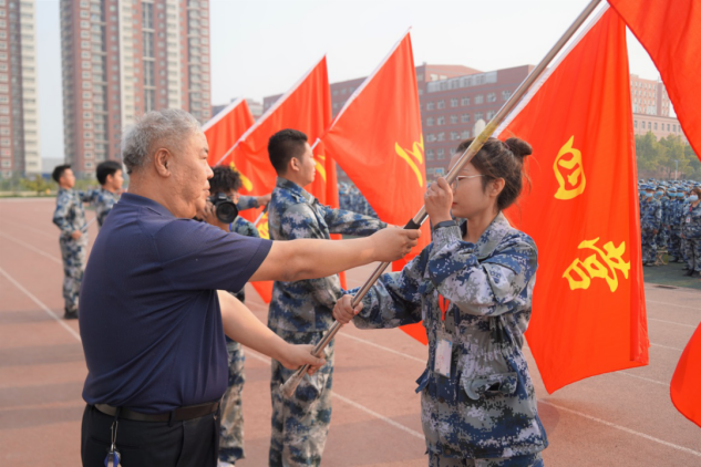 鯤鵬展翅看五州 英姿颯爽展鋒芒 ——2020級(jí)新生軍訓(xùn)開(kāi)營(yíng)式