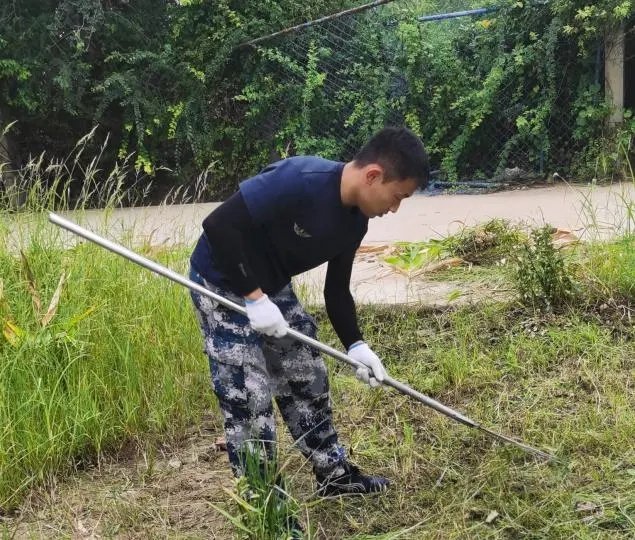 在勞動(dòng)中把小家融入大家 ——用汗水滋養(yǎng)校園土地