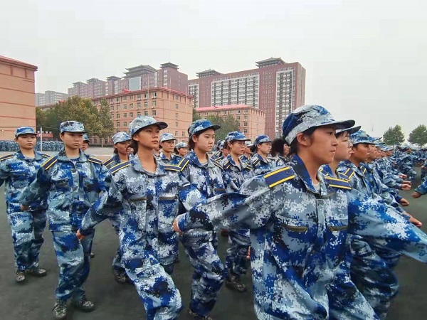 軍姿颯爽 青春飛揚(yáng)