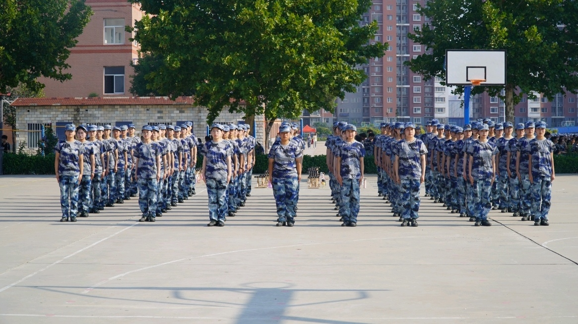 軍訓(xùn)簡(jiǎn)報(bào)：軍訓(xùn)正當(dāng)時(shí)，青春灑汗水