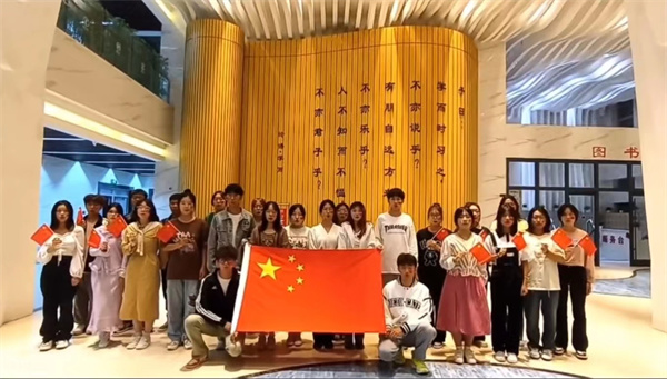 我與祖國(guó)合張影，一聲祝福送祖國(guó)