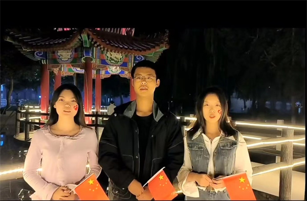 我與祖國(guó)合張影，一聲祝福送祖國(guó)