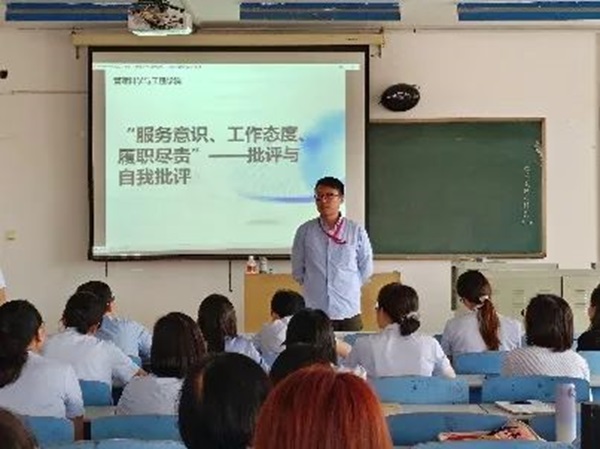 保定理工學(xué)院||管理學(xué)院||我院教師在“服務(wù)意識、工作態(tài)度、履職盡責(zé)”大討論民主生活會展開批評與自我批評
