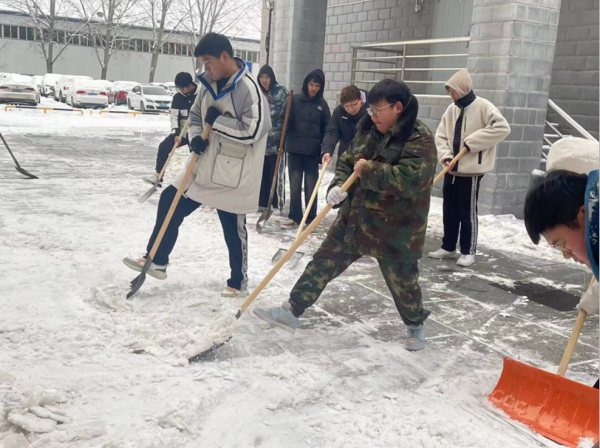 保定理工學(xué)院||管理學(xué)院||黨員先鋒在行動(dòng) 清雪除冰傳溫情