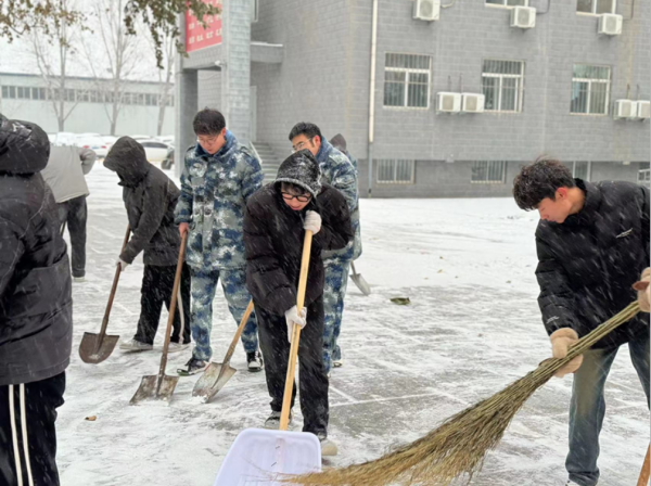 保定理工學(xué)院||管理學(xué)院||黨員先鋒在行動(dòng) 清雪除冰傳溫情