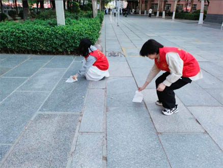 “彎腰拾起責(zé)任，行動(dòng)扮靚校園”｜信息科學(xué)與工程學(xué)院開(kāi)展“倡行彎腰行動(dòng)”主題活動(dòng)（一）