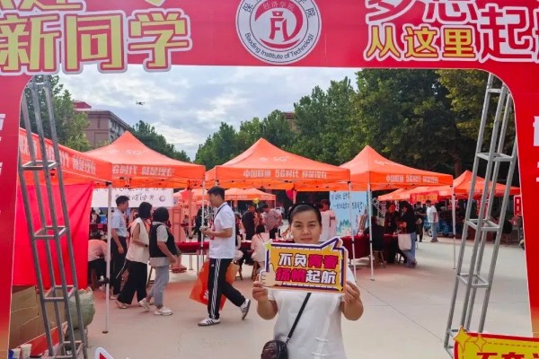 家校共筑——2024級新生一見傾“新”，家長專訪