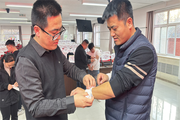 保定理工學(xué)院聯(lián)合保定市紅十字會(huì)組織開展初級救護(hù)員培訓(xùn)