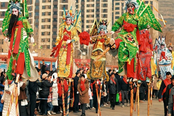 打起鑼來(lái)敲起鼓，歡天喜地鬧新春