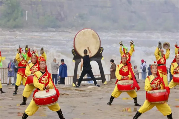 打起鑼來(lái)敲起鼓，歡天喜地鬧新春