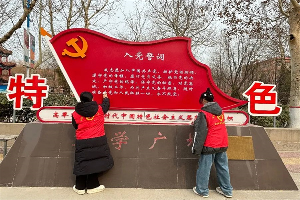 經(jīng)濟(jì)學(xué)院積極開展志愿者校園清掃活動(dòng)，助力校園環(huán)境美化