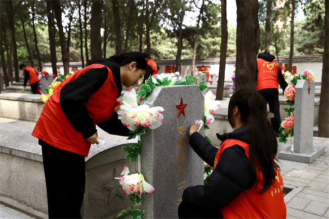 清明緬懷先烈志 青春共筑家國(guó)夢(mèng) ——保定理工學(xué)院開展主題祭掃活動(dòng)