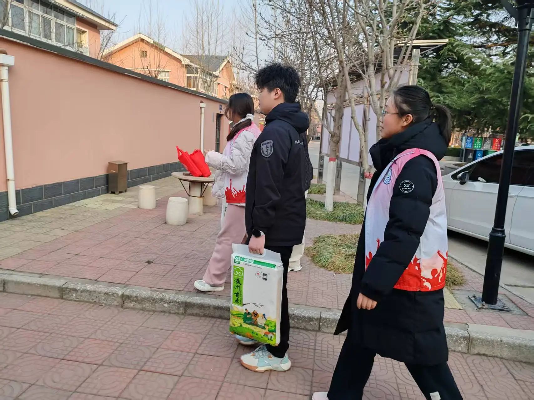 沐雷鋒之光，踐志愿之行