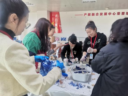 扎染啟新韻 傳承向未來 視覺傳達設計專業(yè)扎染教學活動成果豐碩