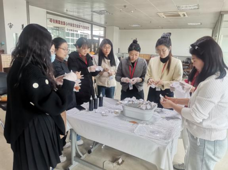 扎染啟新韻 傳承向未來 視覺傳達設計專業(yè)扎染教學活動成果豐碩