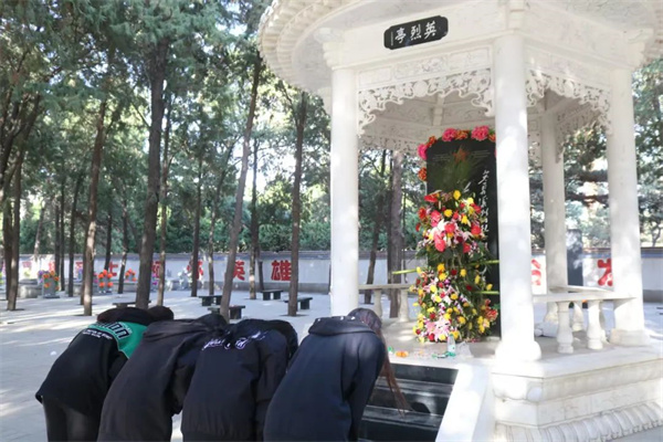 【黨心凝聚，團(tuán)建生輝】清明祭忠魂，追遠(yuǎn)思奮進(jìn)——保定理工學(xué)院經(jīng)濟(jì)學(xué)院開(kāi)展徒步祭掃烈士陵園活動(dòng)