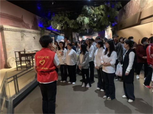 傳承紅色基因，勇做時代新人//外國語學(xué)院組織青年黨員去冉莊學(xué)習(xí)