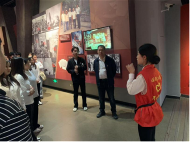 傳承紅色基因，勇做時代新人//外國語學(xué)院組織青年黨員去冉莊學(xué)習(xí)
