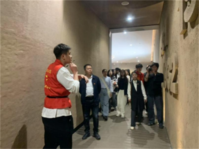傳承紅色基因，勇做時代新人//外國語學(xué)院組織青年黨員去冉莊學(xué)習(xí)