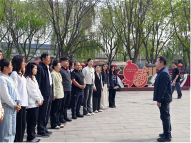 傳承紅色基因，勇做時代新人//外國語學(xué)院組織青年黨員去冉莊學(xué)習(xí)