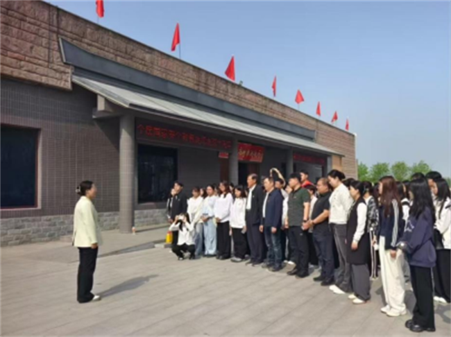 傳承紅色基因，勇做時代新人//外國語學(xué)院組織青年黨員去冉莊學(xué)習(xí)