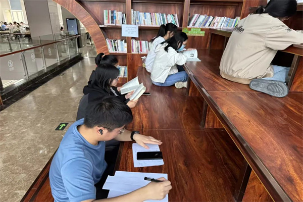 【書香啟智，經(jīng)韻潤心】春光美如斯，讀書正當(dāng)時(shí)——世界讀書日閱讀活動(dòng)