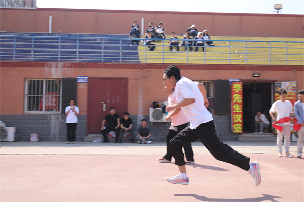 【健行賽場(chǎng)，急救先鋒】“康”體賦能展活力 “經(jīng)”英逐夢(mèng)共燃情——經(jīng)濟(jì)學(xué)院聯(lián)合康復(fù)醫(yī)學(xué)院共同舉辦4*100M激情接力比賽
