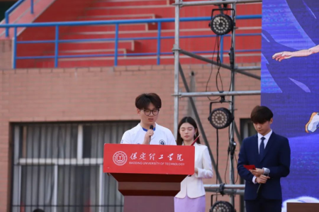 “馳騁綠茵舞臺(tái)，綻放拼搏華彩”
