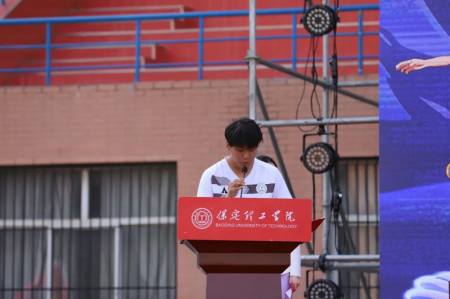 “馳騁綠茵舞臺(tái)，綻放拼搏華彩”