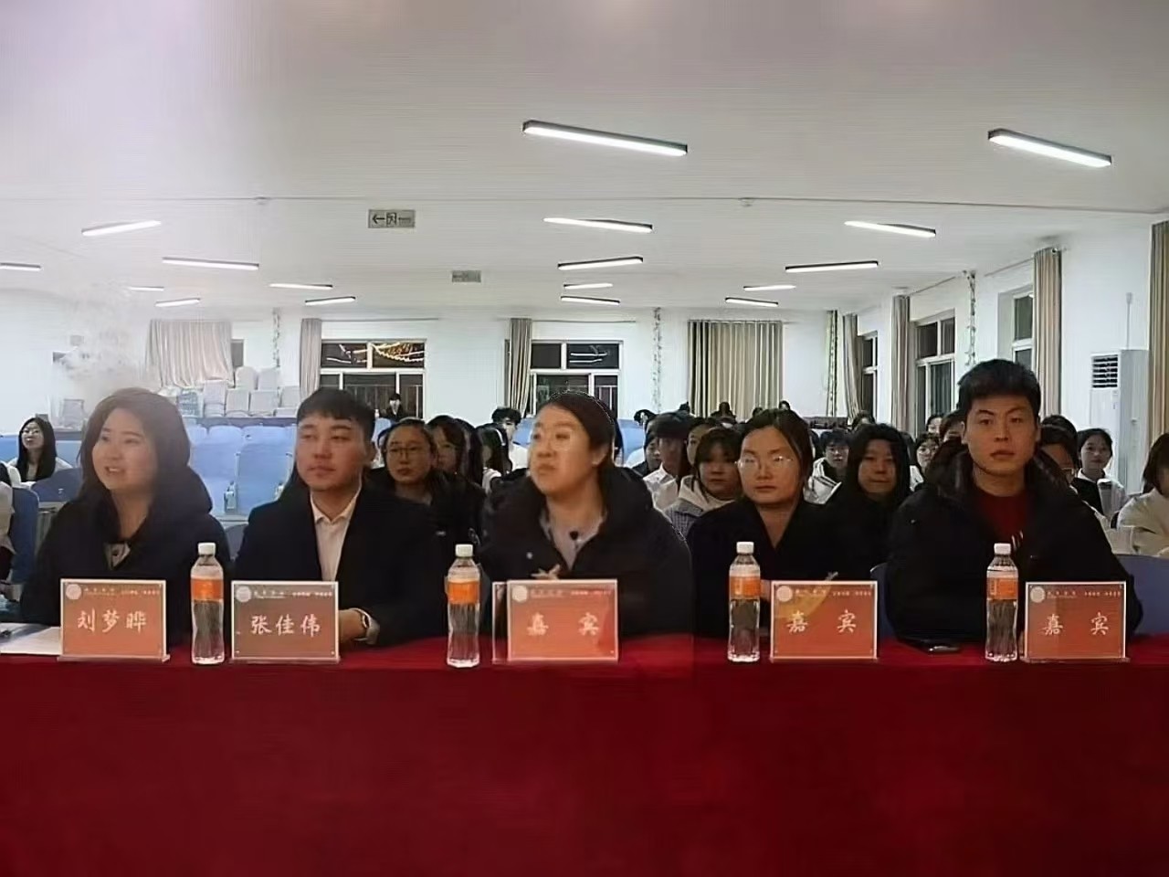 弘揚雷鋒精神，爭做時代新人