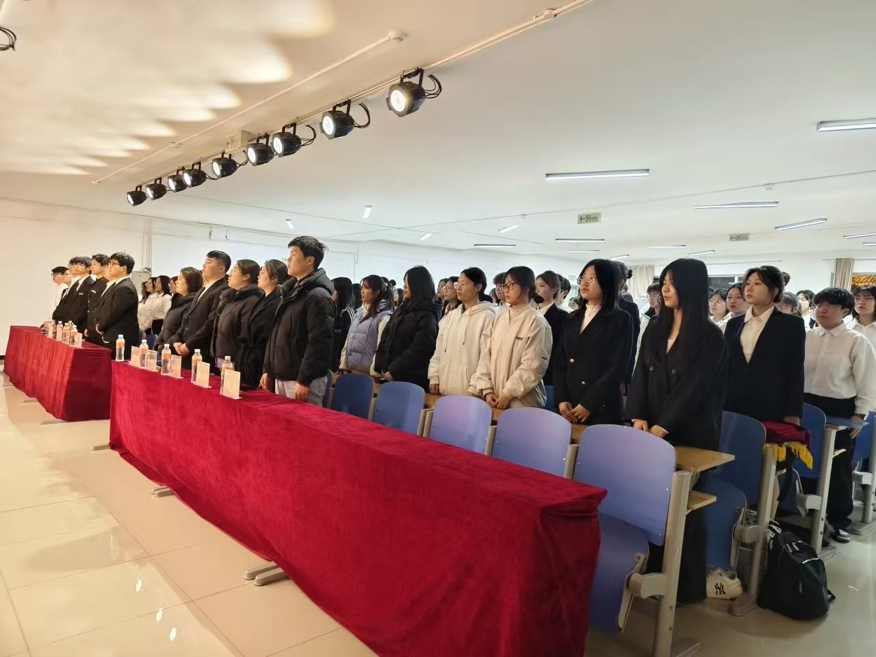 弘揚雷鋒精神，爭做時代新人