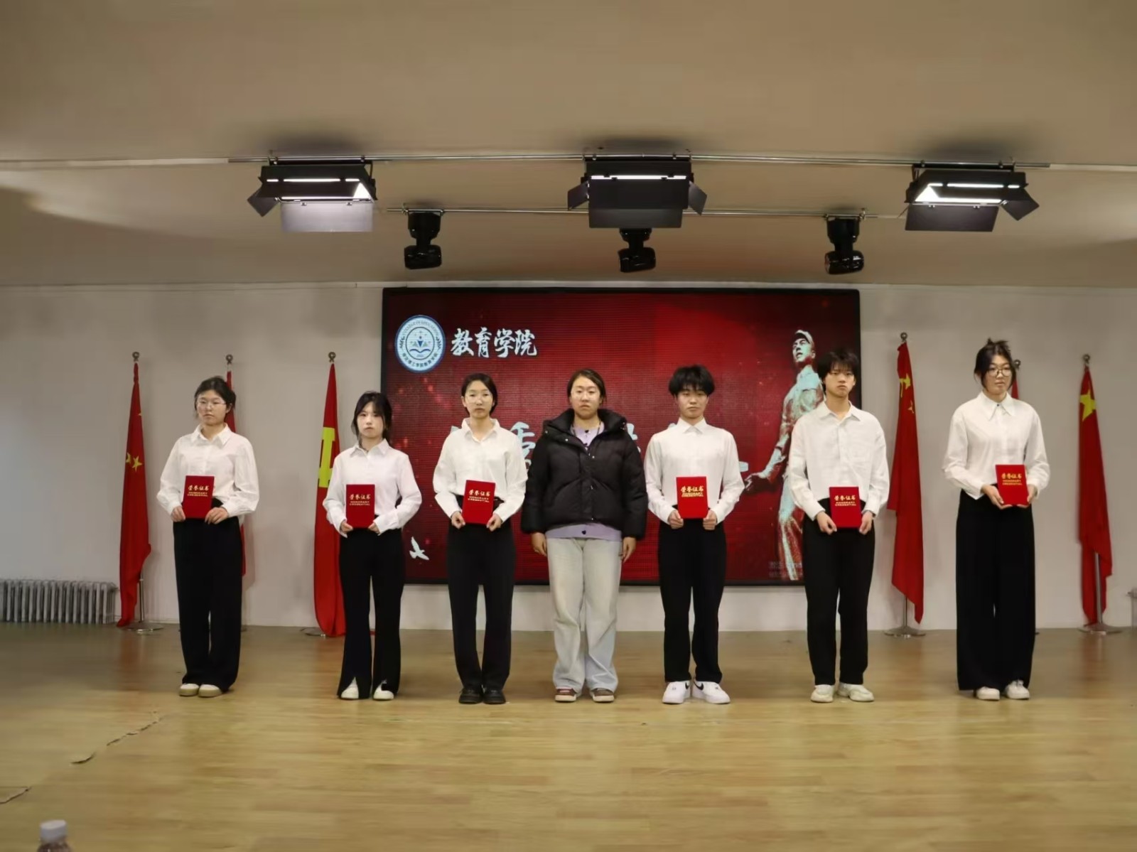 弘揚雷鋒精神，爭做時代新人