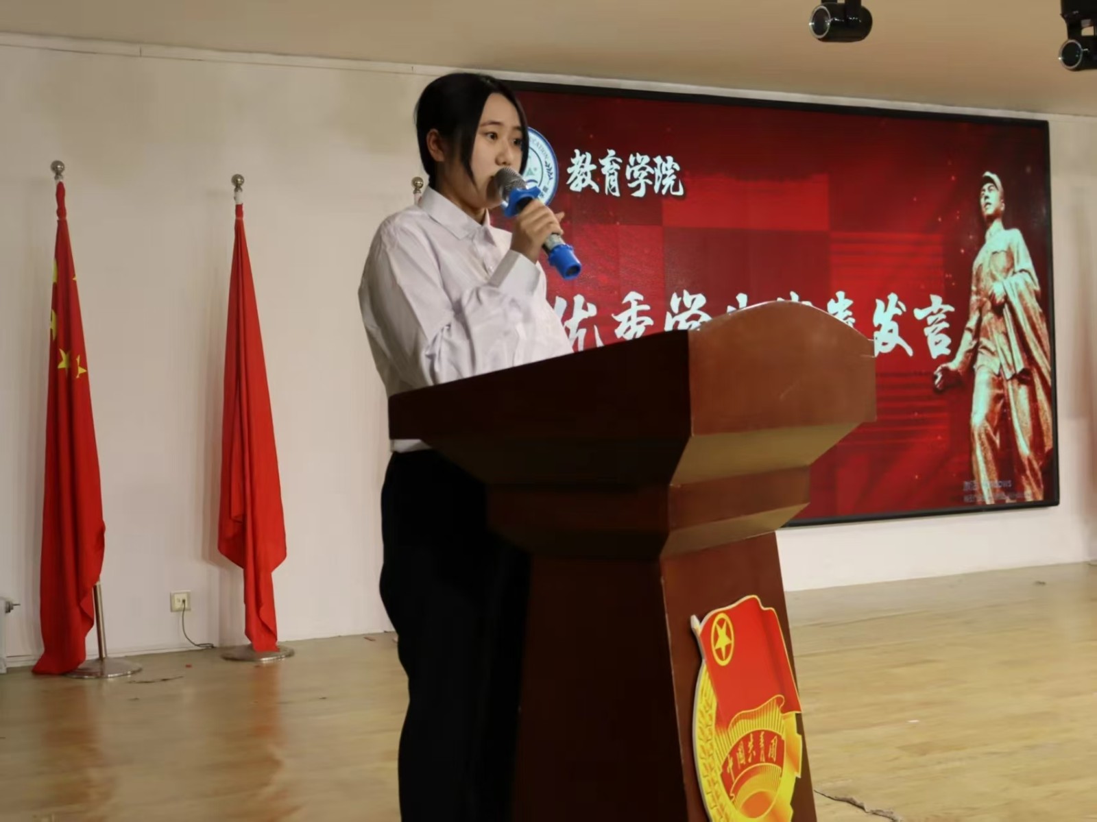 弘揚雷鋒精神，爭做時代新人