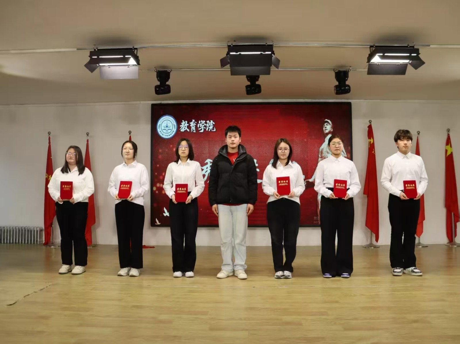 弘揚雷鋒精神，爭做時代新人