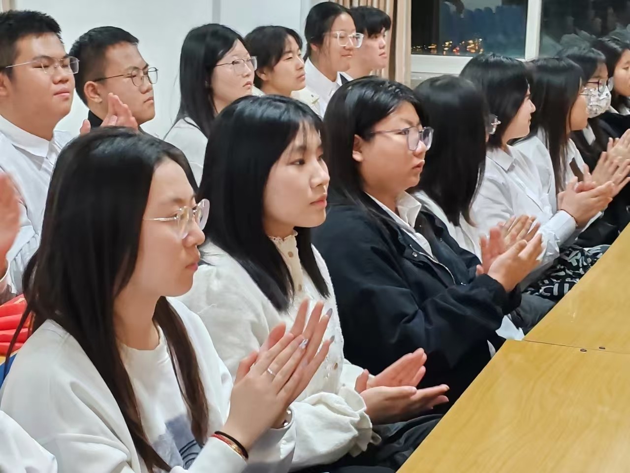 弘揚雷鋒精神，爭做時代新人