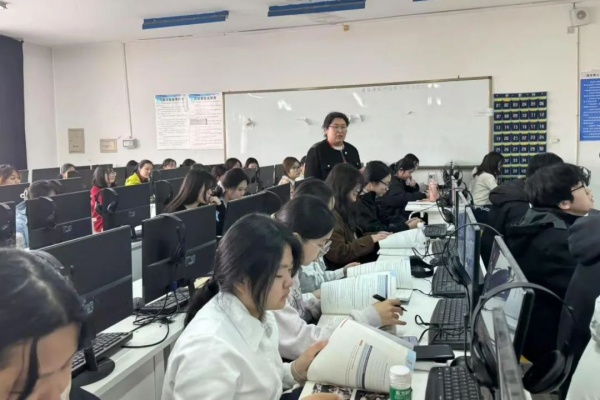 培根鑄魂擔(dān)使命，啟智潤心育新人?———“書記進課堂”共促教學(xué)質(zhì)量提升