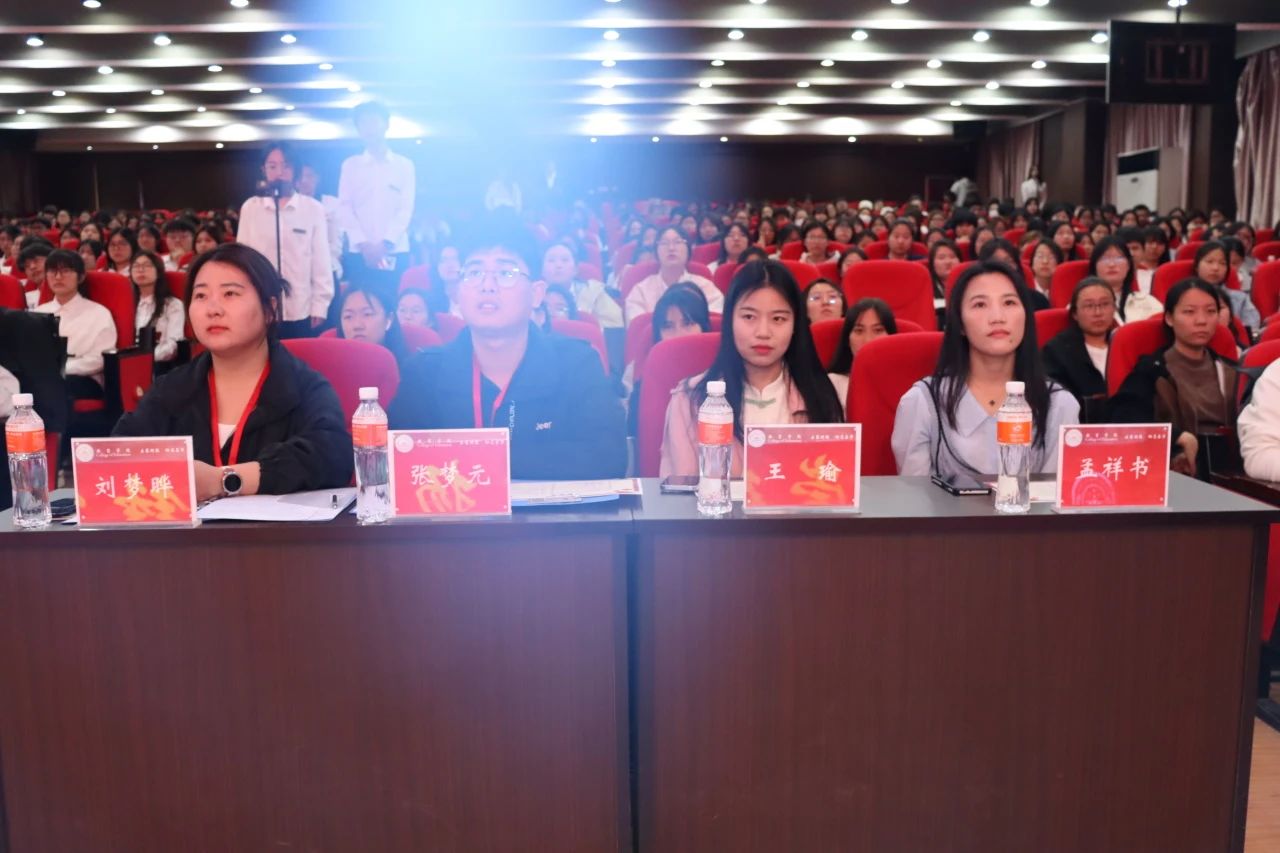 “崇德尚學(xué)揚師道，鋒華正茂育新人”三月份教育學(xué)院表彰大會