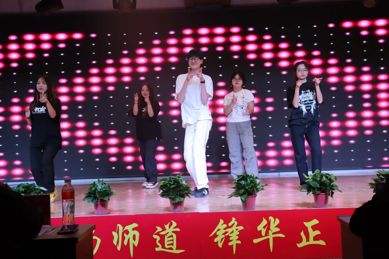 “崇德尚學(xué)揚(yáng)師道，鋒華正茂育新人”三月份教育學(xué)院表彰大會(huì)