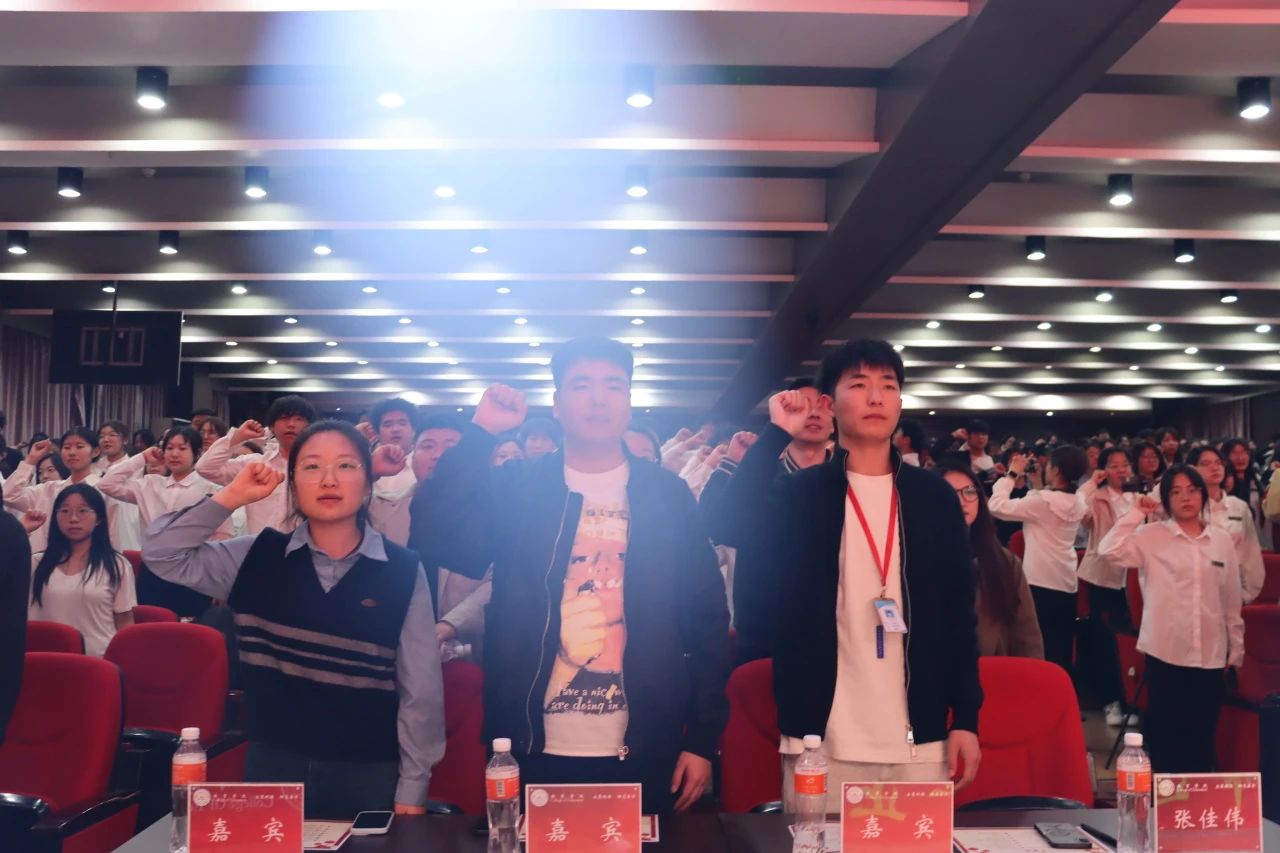 “崇德尚學(xué)揚(yáng)師道，鋒華正茂育新人”三月份教育學(xué)院表彰大會(huì)